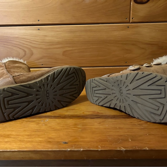 UGG Bailey 3 Button size 8 - Picture 5 of 11